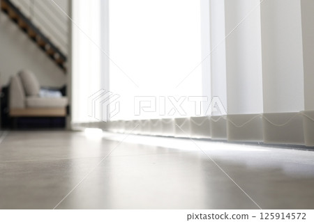 陽光下的窗戶上的白色垂直百葉窗 陽光下的窗戶上的白色垂直百葉窗 125914572