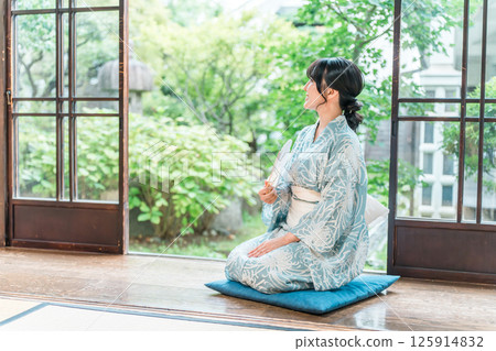 身穿浴衣的亞洲女性坐在日本房屋的陽台上 125914832