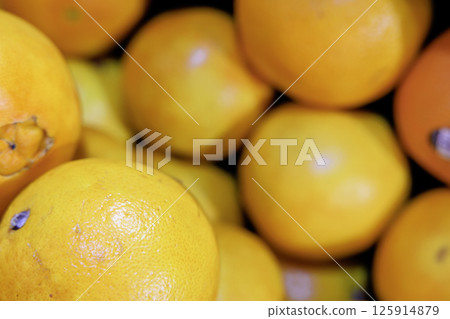 市場上有很多橙子出售 市場上有很多橙子出售 125914879