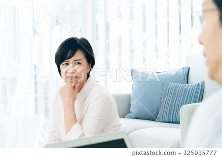 對丈夫不滿意的中年女性 125915777