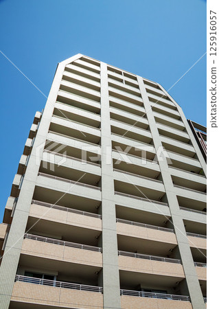 上昇在藍天的高層住宅 上昇在藍天的高層住宅 125916057