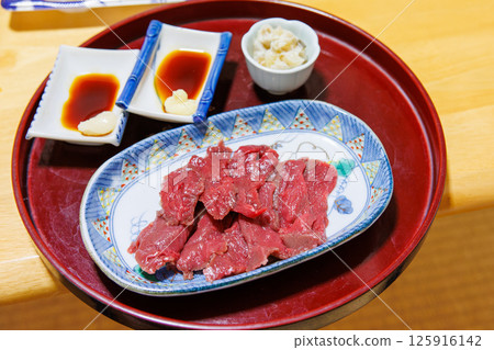 晚餐是馬肉生魚片、生魚片拼盤和清酒。 Hirizohama Nakagi 南伊豆鎮 伊豆半島 靜岡縣 2024 125916142