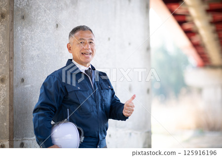 微笑的資深現場主管 125916196