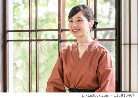 在老字號溫泉旅館、高級旅館、旅館工作的中井小姐和女房東 125916404