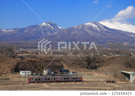 Shinano Railway SR1 series train running with snow-capped Mount Asama in the background_Photo taken on February 10, 2025 Shinano Railway SR1 series train running with snow-capped Mount Asama in the background_Photo taken on February 10, 2025 125916425
