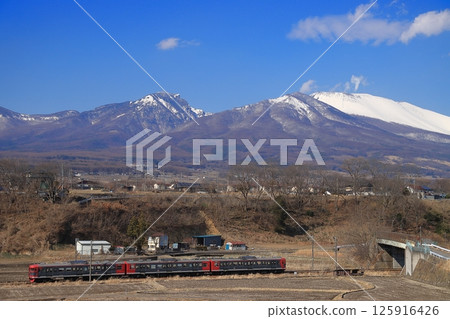 信濃鐵道115系列車(信濃鐵道色)以白雪皚皚的淺間山為背景行駛_照片拍攝於2025年2月10日 信濃鐵道115系列車(信濃鐵道色)以白雪皚皚的淺間山為背景行駛_照片拍攝於2025年2月10日 125916426