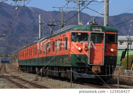 晴朗的日子裡，行駛在信濃鐵道線上的115系列車（湘南色）_拍攝於2025年2月10日 125916427