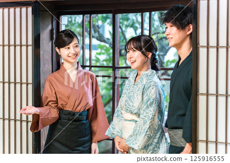 在老字號溫泉旅館、高級旅館、住宿設施中為遊客提供服務的中井女士和女房東。 125916555