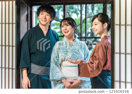 在老字號溫泉旅館、高級旅館、住宿設施中為遊客提供服務的中井女士和女房東。 125916556