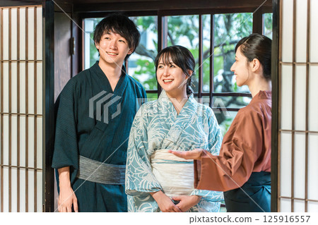 在老字號溫泉旅館、高級旅館、住宿設施中為遊客提供服務的中井女士和女房東。 125916557