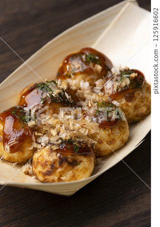 章魚燒盛放在木盤裡 125916602