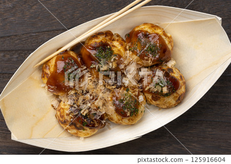 Takoyaki served on a wooden boat plate 125916604