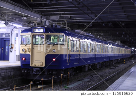 Shinano Railway 115 series train (Yokosuka color) parked at Nagano Station at night_Photo taken on May 1, 2025 125916620