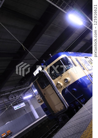 Shinano Railway 115 series train (Yokosuka color) parked at Nagano Station at night_Photo taken on May 1, 2025 125916621