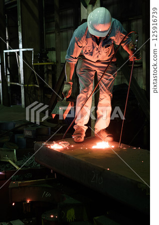 Male craftsman melting iron, local factory, processing, cutting 125916739