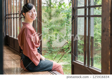 在老字號溫泉旅館、高級旅館、旅館工作的中井小姐和女房東 在老字號溫泉旅館、高級旅館、旅館工作的中井小姐和女房東 125916834