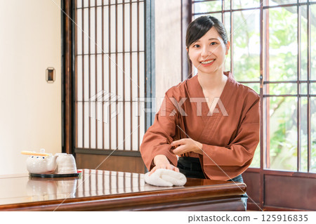在老字號溫泉旅館、高級旅館、旅館工作的中井小姐和女房東 在老字號溫泉旅館、高級旅館、旅館工作的中井小姐和女房東 125916835