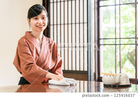 Nakais and proprietresses working at long-established hot spring inns, luxury inns, and temple lodgings 125916837
