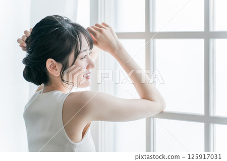 窗邊微笑的女人(美容、護膚、美容) 窗邊微笑的女人(美容、護膚、美容) 125917031