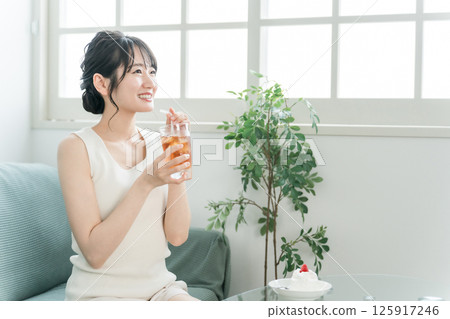 A woman who drinks iced tea, black tea, tea at snack time 125917246