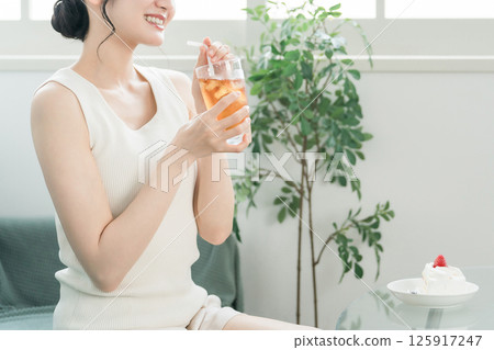 A woman who drinks iced tea, black tea, tea at snack time 125917247