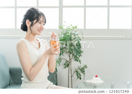 A woman who drinks iced tea, black tea, tea at snack time 125917249