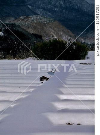 大山腳下的冬季田園風光 125917295