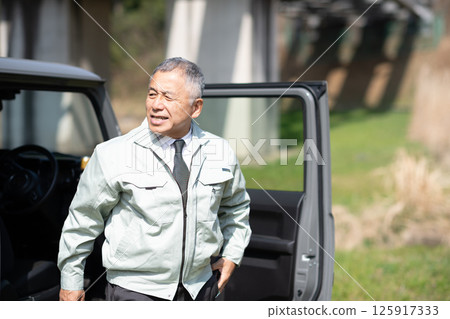 Staff getting out of a four-wheel drive vehicle 125917333