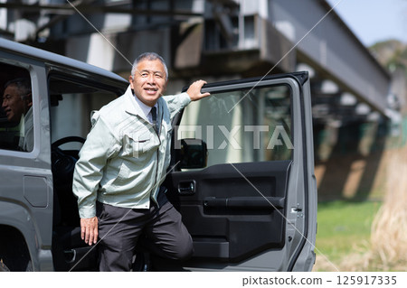 工作人員從四輪驅動車上走下來 125917335