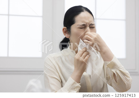 擤鼻涕的女人 125917413