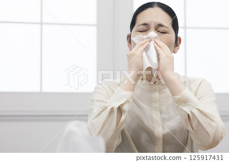 擤鼻涕的女人 125917431