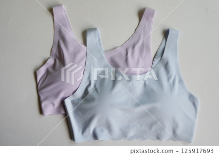 A quick-drying sports bra for children. 125917693