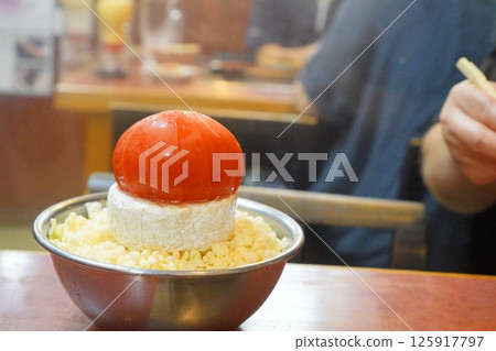 鐵板燒餐廳的番茄和卡門貝起司文字燒 125917797