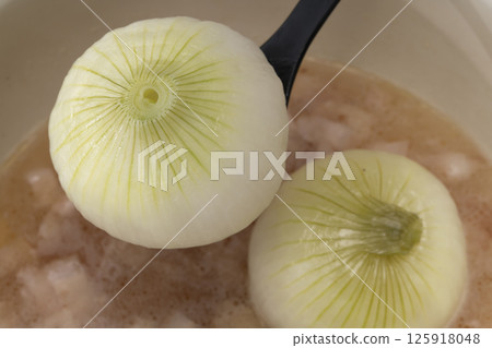 Process for making whole stewed new onion soup 125918048