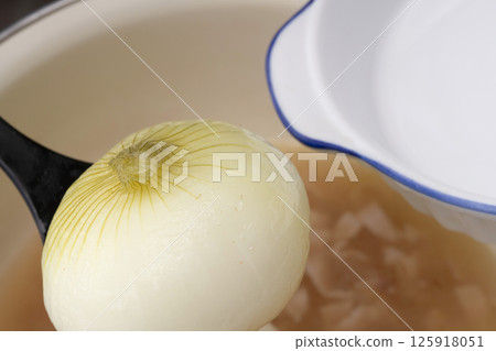 Process for making whole stewed new onion soup 125918051