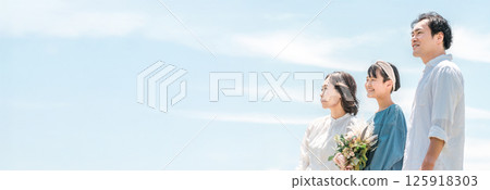 Three parents and children under the blue sky (family trip, family, father, mother, daughter) 125918303