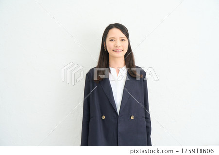一位身穿夾克的長髮女子 125918606