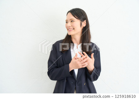 一位身穿夾克的長髮女子 125918610