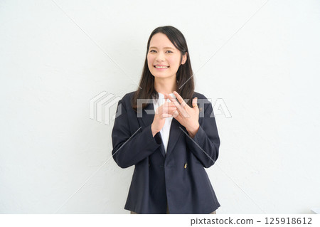 一位身穿夾克的長髮女子 125918612