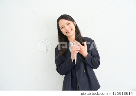 一位身穿夾克的長髮女子 125918614