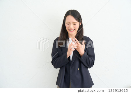 一位身穿夾克的長髮女子 125918615