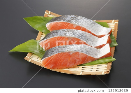 秋季鮭魚盛於濾鍋中 125918689