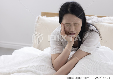 一個女人在床上做白日夢 125918893
