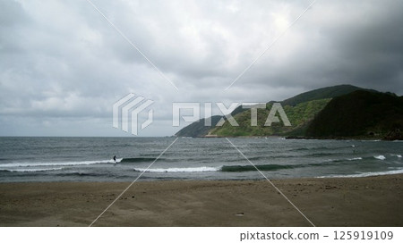 White waves and surfing 125919109