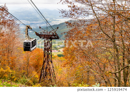 Yamagata: Zao dyed in autumn leaves 125919474