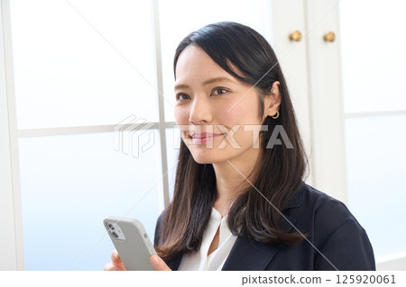 一位身穿夾克的長髮女子 125920061