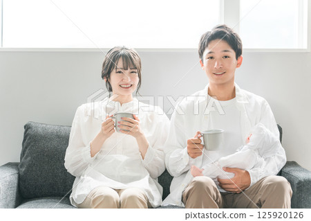Couple holding a baby, mom and dad, newborn baby (childcare/childcare) Couple holding a baby, mom and dad, newborn baby (childcare/childcare) 125920126