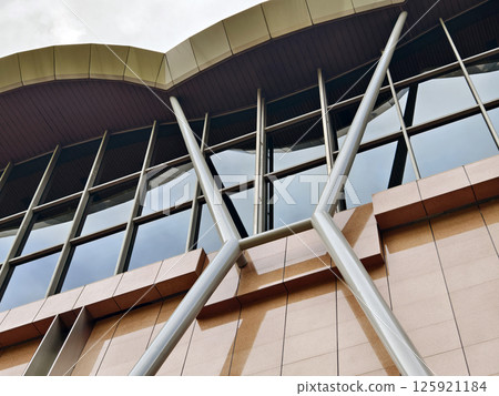 A modern tall building that features a significant amount of glass 125921184