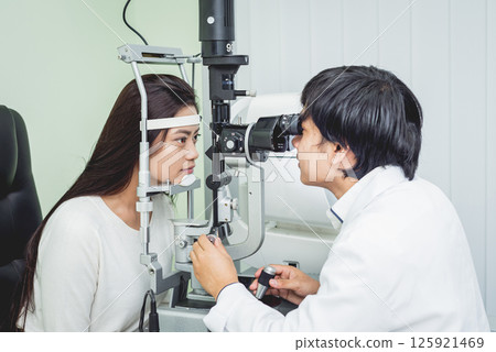 Consultation with an ophthalmologist. Young asian woman and doctor  125921469