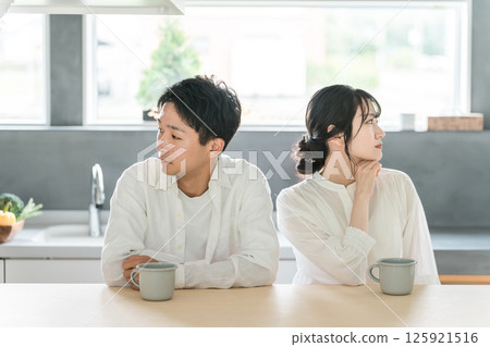 餐廳裡坐著一對表情冷酷的年輕夫妻(夫妻感情、無聊、墨守成規、蒙面情侶、夫妻吵架) 餐廳裡坐著一對表情冷酷的年輕夫妻(夫妻感情、無聊、墨守成規、蒙面情侶、夫妻吵架) 125921516